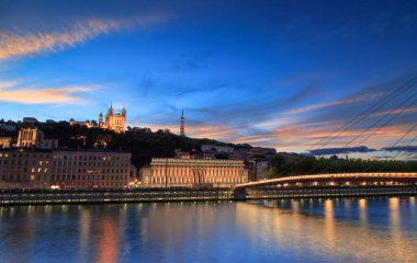 Fransa 'nın Lyon kentindeki Basilique Notre-Dame de Fourviere ve Palais de Justice üzerinde renkli bir günbatımı..