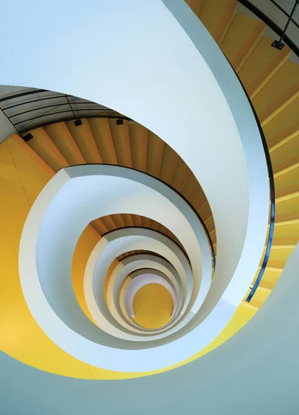 BİLİVERSİTESİ, LYON - Lyon 2 Lumire 'daki Bibliothque Universitaire de Chevreul' da 17 Şubat 2016 tarihinde eşi benzeri görülmemiş bir sarmal merdiven.