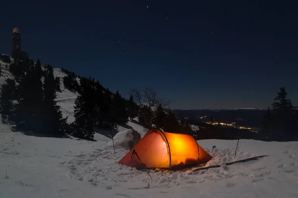 Açık bir gecede, Mont Moucherotte 'un Les Vercors' taki zirvesine yakın, karda kırmızı bir tünel..