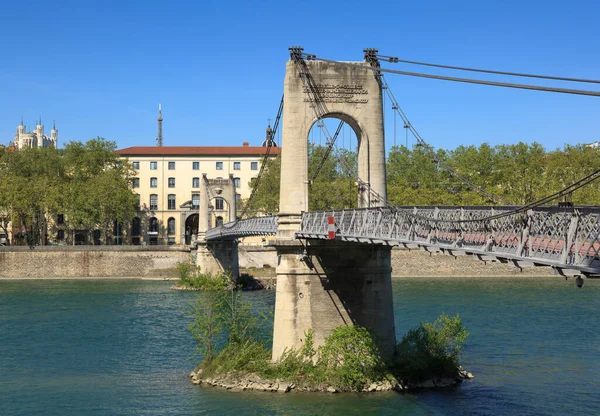 春の日にフランス リヨンのローン川に架かる旧パスセレル カレッジ橋 — ストック写真