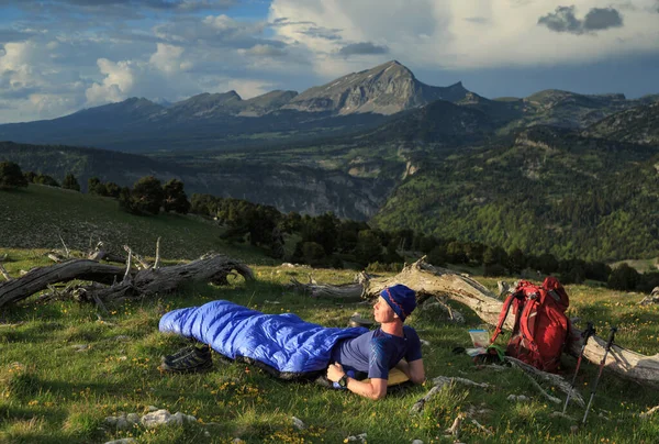 Wanderer Bereitet Sich Schlafsack Auf Ein Biwak Zwischen Zwei Abgestorbenen — Stockfoto