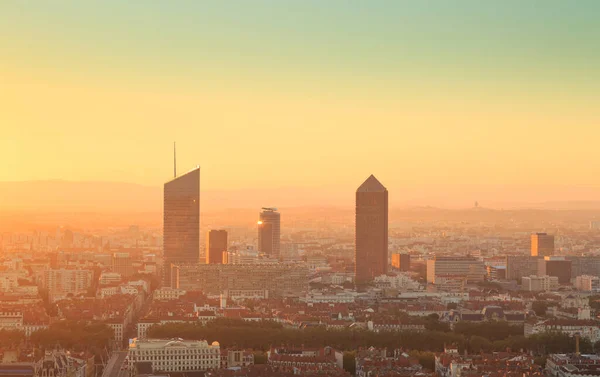 Yaz gündoğumu sırasında Lyon Part-Dieu. Fourviere 'den görüldü..