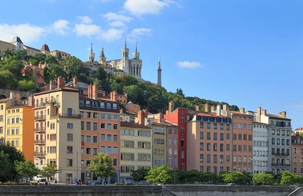 Saone nehir kıyısından görülen renkli Vieux Lyon ve Fourviere Bazilikası.