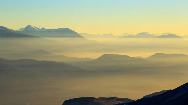 Crépuscule Coloré Dans Les Montagnes Françaises Avec Vallée Remplie Brouillard — Photo