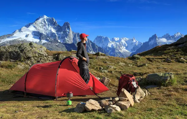 Wanderer Und Sein Rotes Zelt Den Bergen Bei Chamonix Frankreich — Stockfoto