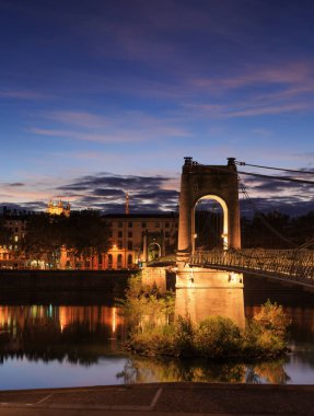 Açık bir akşamda, Fransa 'nın Lyon kentindeki Rhone nehrinin üzerinde....