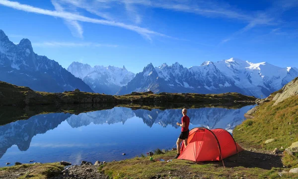 Wanderer Beim Blick Auf Sein Rotes Zelt Den Bergen Bei — Stockfoto