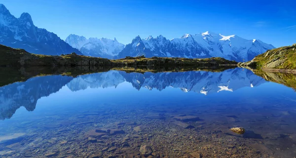 Dağlar ve gökyüzü Lac De Cheserys, Chamonix, Fransa yansıyan.