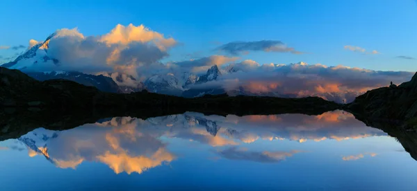 Βουνά Και Σύννεφα Αντικατοπτρίζονται Στο Lac Cheserys Chamonix Γαλλία — Φωτογραφία Αρχείου