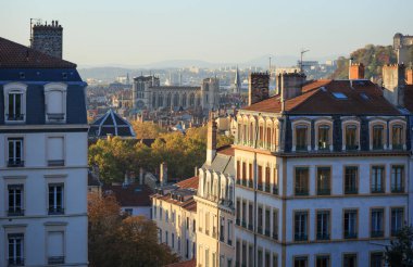 Fransa 'nın Lyon şehrinde Vieux Lyon üzerinde sonbahar gündoğumu.