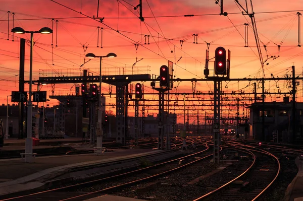 Güneş doğarken tren raylarında bir tren. Gare de Lyon-Perrache, Lyon, Fransa.