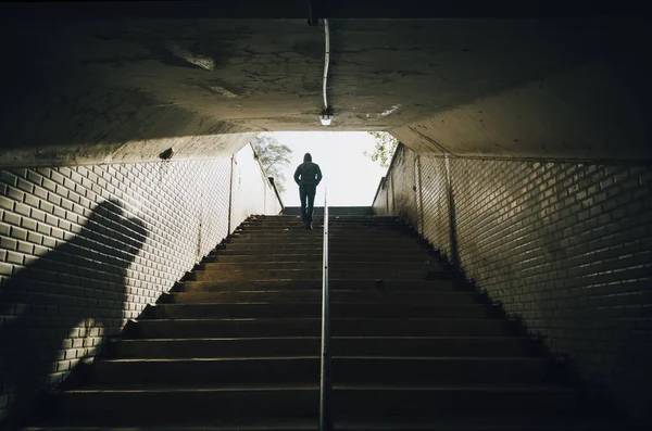 Hombre Subiendo Las Escaleras Viejo Túnel Ciudad Concepto Crimen —  Fotos de Stock