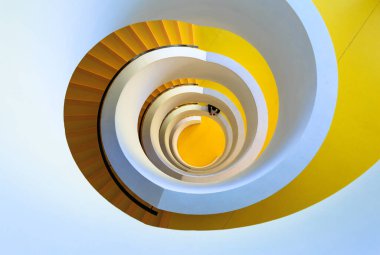 ÜNİVERSİTESİ, LYON, FRANCE - 23 Şubat 2017: Bibliotheque Universitaire de Chevreul, Lyon 2 Lumiere 'deki eşsiz sarı spiral merdiven.