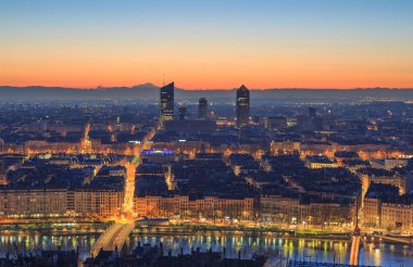 Fransa 'nın Lyon şehrinde şafak vakti. Fourviere 'den görüldü.