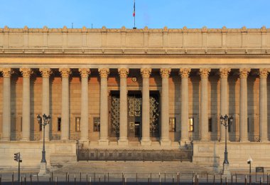 Fransa 'nın Lyon şehrinde güneşli bir sabahta Neoklasik Adalet Sarayı.