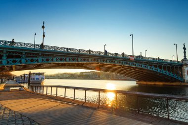 Köprü, Pont de Universite, Lyon 'daki Rhone nehri üzerinde güneşli bir öğleden sonra.