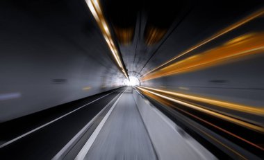 Modern bir tünelden geçen trafik. Yüksek hız kavramı.