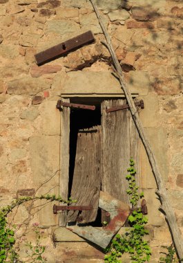 Fransız kırsalındaki eski ve terk edilmiş bir evde kepenkler..