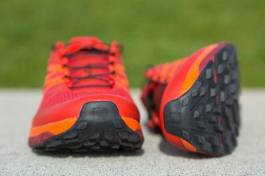 Renkli bir koşu ayakkabısının yakın çekimi. Sığ Savunma Bakanlığı..