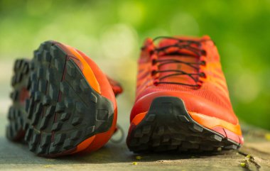 Bir çift renkli koşu ayakkabısını kapat. Sığ Savunma Bakanlığı..