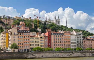 LYON - FRANCE, 6 Haziran 2018: Vieux Lyon ve Fourviere Bazilikası.