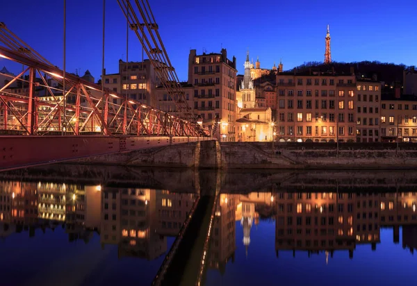 Lyon, Fransa 'daki Saone nehrinin üzerinde aydınlık köprü, Saint-Vincent Yolcusu.