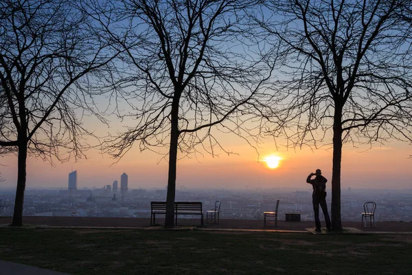 Hombre Parque Lyon Disfrutando Del Amanecer Sobre Ciudad — Foto de Stock