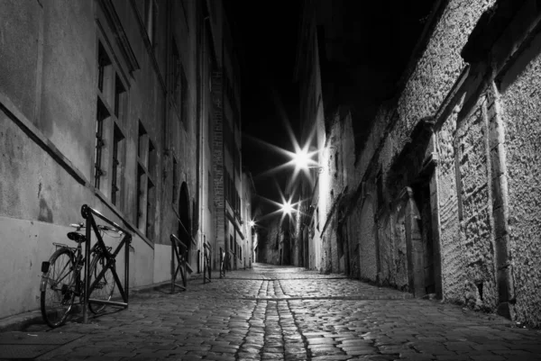 Vieux Lyon 'da eski bir bisikletle sokak, Fransa' nın eski Lyon kasabası..