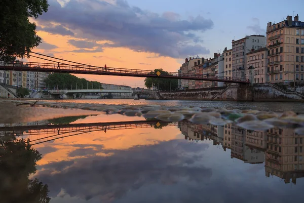 Pôr Sol Uma Ponte Velha Sobre Rio Saone Refletida Uma — Fotografia de Stock