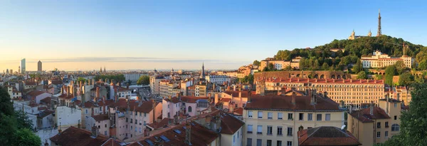 Fransa 'nın Lyon şehrinde Vieux Lyon ve Croix Rousse üzerinde yaz gündoğumu.