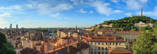Fransa 'nın Lyon şehrinde ünlü katedral Fourviere ve Croix Rousse ile Vieux Lyon üzerinde yaz manzarası.