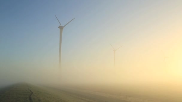 Windturbines Draaien Langzaam Tijdens Een Mistige Lente Zonsopgang — Stockvideo