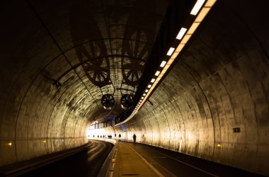 Bisikletçiler Lyon, Fransa 'da bir tünelde yol alıyorlar..