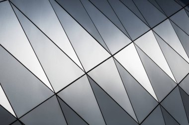 Modern bir binanın ön cephesindeki geometrik desenlerin ayrıntıları.