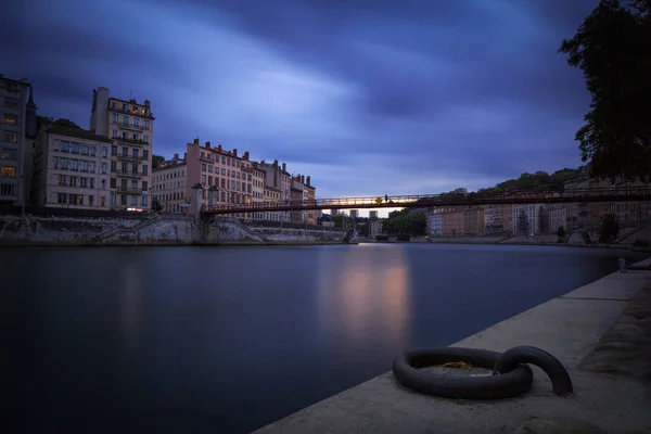 Mulher Olhando Para Rio Saone Passerelle Saint Vincent Lyon Entardecer — Fotografia de Stock