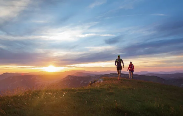 Zwei Athleten Laufen Bei Schönem Sonnenuntergang Durch Die Hügel Flache — Stockfoto