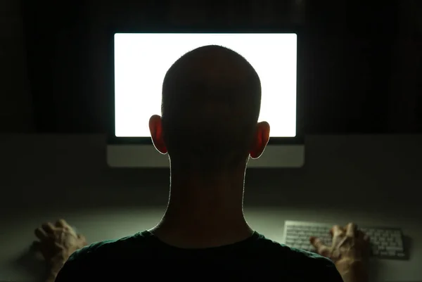 Hacker Suçunu Karanlıkta Bir Masaüstü Bilgisayarında Yapıyor — Stok fotoğraf