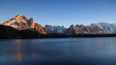 Cheserys Gölü 'nde günbatımında Chamonix yakınlarındaki Alpler' in görüntüsü..