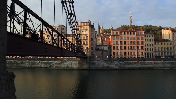 Πεζοί Περπατούν Μια Παλιά Πεζογέφυρα Πάνω Από Τον Ποταμό Σαόν — Αρχείο Βίντεο