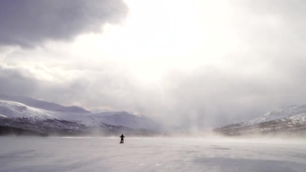 Angin Kencang Saat Melintasi Negara Ski Atas Sungai Beku Sarek — Stok Video