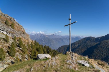 Bir sonbahar gününde Capanna Canaa, Ticino 'nun haçı olan bakış açısı..