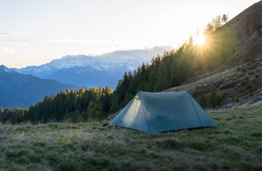 İtalya, Bocchetta di Sant 'Antonio' da kar manzaralı bir çadır..
