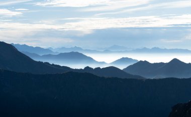 Puslu bir sonbahar gününde Ticino dağlarında.