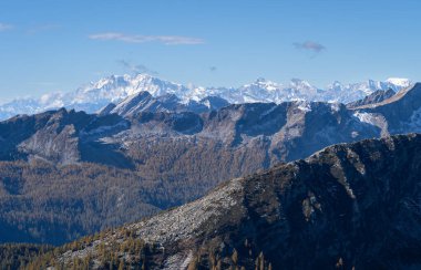 Güneşli Ticino 'dan görülen yüksek, karla kaplı İsviçre dağları.