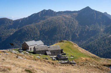 Dağ kulübesi Alpe da Capanna Canaa, Ticino, bir sonbahar günü.
