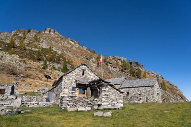 Dağ kulübesi Capanna Alpe da Canaa, Ticino, bir sonbahar günü.