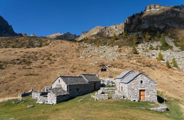 Valle Lodano, İsviçre, 09 Ekim 2025: Bir sonbahar gününde Capanna Alpe da Canaa, Ticino 'da oturan insanlar.