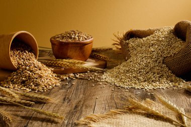 Tahta masadaki fındık torbası.