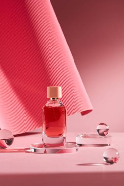 Markalaşma için soyut arkaplan ve minimum sunum. Katlanan kağıt üzerindeki cam podyum katlanmış geometrik pembe arkaplan.