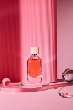 Markalaşma için soyut arkaplan ve minimum sunum. Katlanan kağıt üzerindeki cam podyum katlanmış geometrik pembe arkaplan.